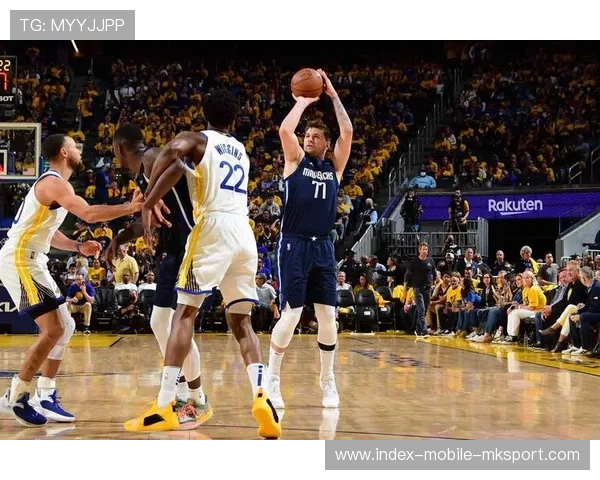 独行侠东契奇节奏变化晃开防守者轻松得分：篮球场上的时间掌控与训练哲学